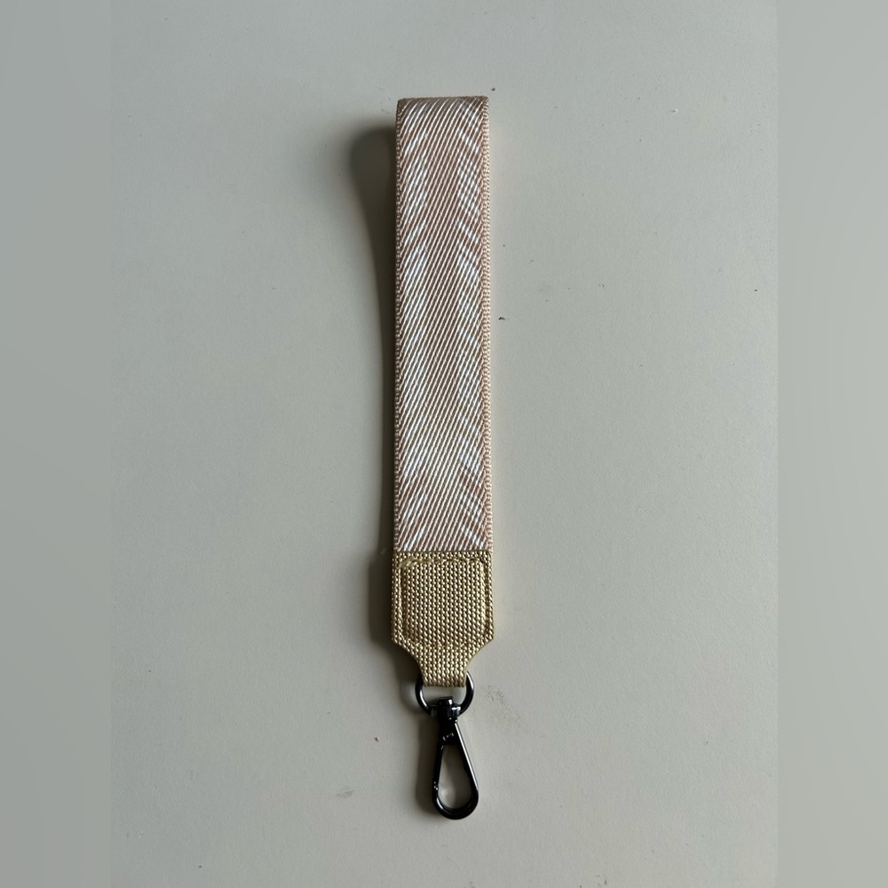 LUG SASHAY MATTE LUXE WRISTLET METALLIC GOLD NEW